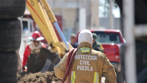 Personal de Protección Civil atiende una toma clandestina de hidrocarburo.