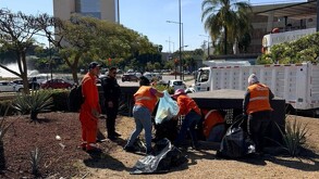Tres personas son detenidas por tirar basura en Av. López Mateos de Guadalajara