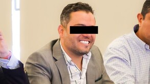 Diego Rivera Navarro exalcalde de Tequila sonriendo y con los ojos censurados por un recuadro negro en medio de otros dos hombres