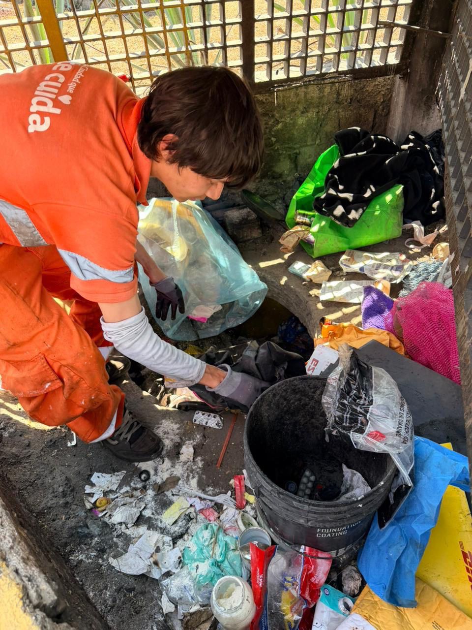 Tres personas son detenidas por tirar basura en Av. López Mateos de Guadalajara
