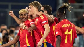 Jugadores de futbol de la Selección de España celebran una jugada.