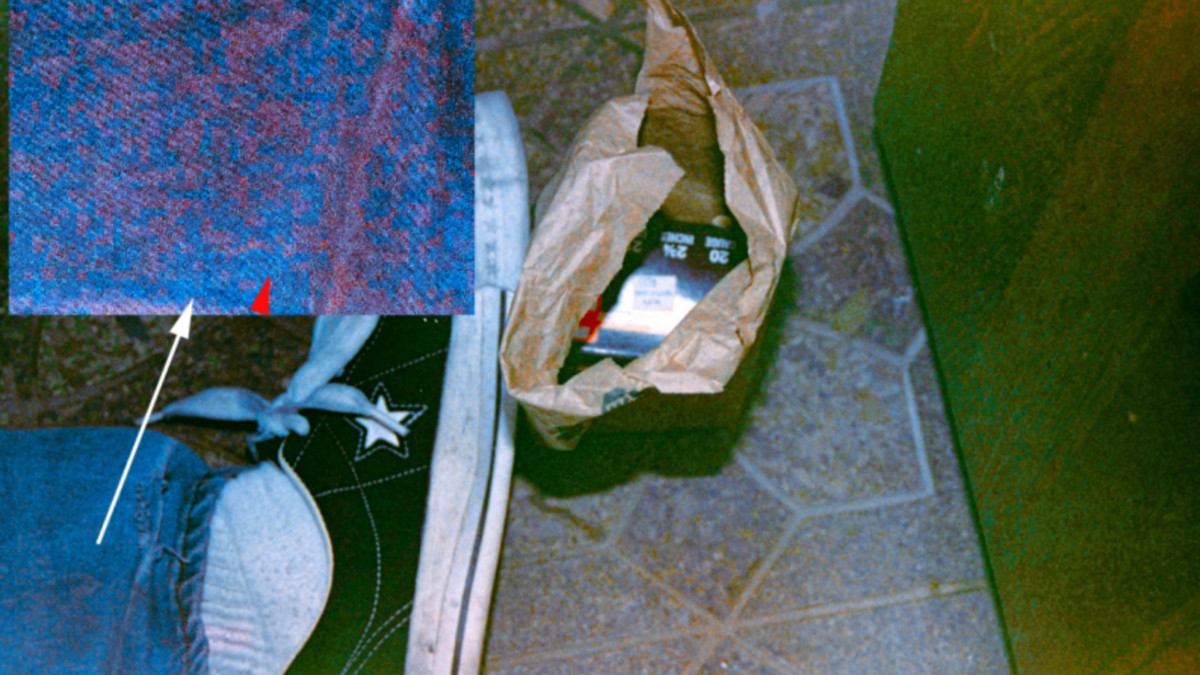 Manchas de sangre en el pantalón de Kurt Cobain, las cuales no concuerdan con la causa de muerte oficial, según el informe forense.