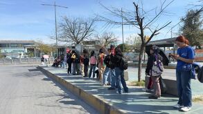 Fila de usuarios de transporte público en Monterrey