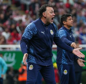 Gabriel Milito, director técnico de Chivas, reclamando una acción durante el encuentro de Cuartos de Final contra Cruz Azul.