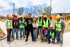 Samuel García supervisando obras en el Parque Libertad Nuevo León