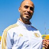 Guido Pizarro en el estadio Universitario presumiendo el escudo de Tigres en el centro del campo del 'Volcán'.