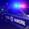 Patrulla de la Policía Municipal de El Salto estacionada delante de un enrejado y con la sirena encendida durante la noche