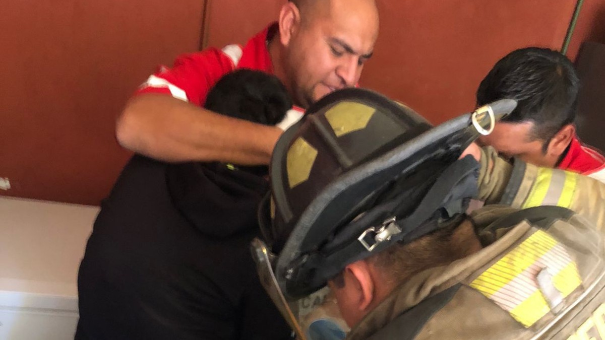 Auxiliares ayudando a mujer con lesiones