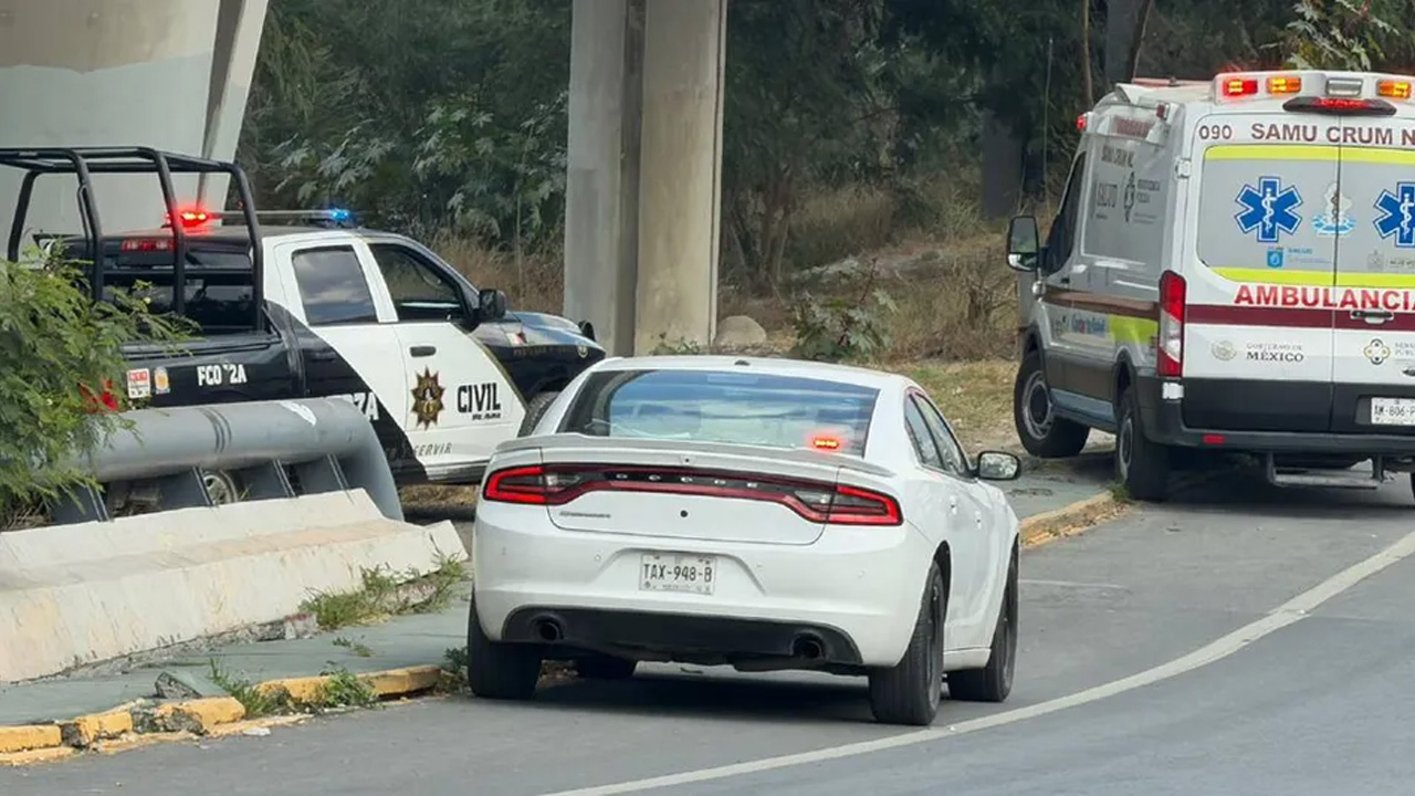 Autoridades investigan la muerte de un hombre cuyo cuerpo fue localizado entre la maleza del río Santa Catarina.