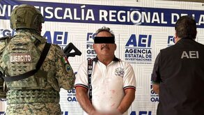 Elementos de seguridad en Oaxaca detienen a un hombre acusado de violar a un niño.