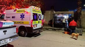 Colonia en Torreón con ambulancia en su exterior.