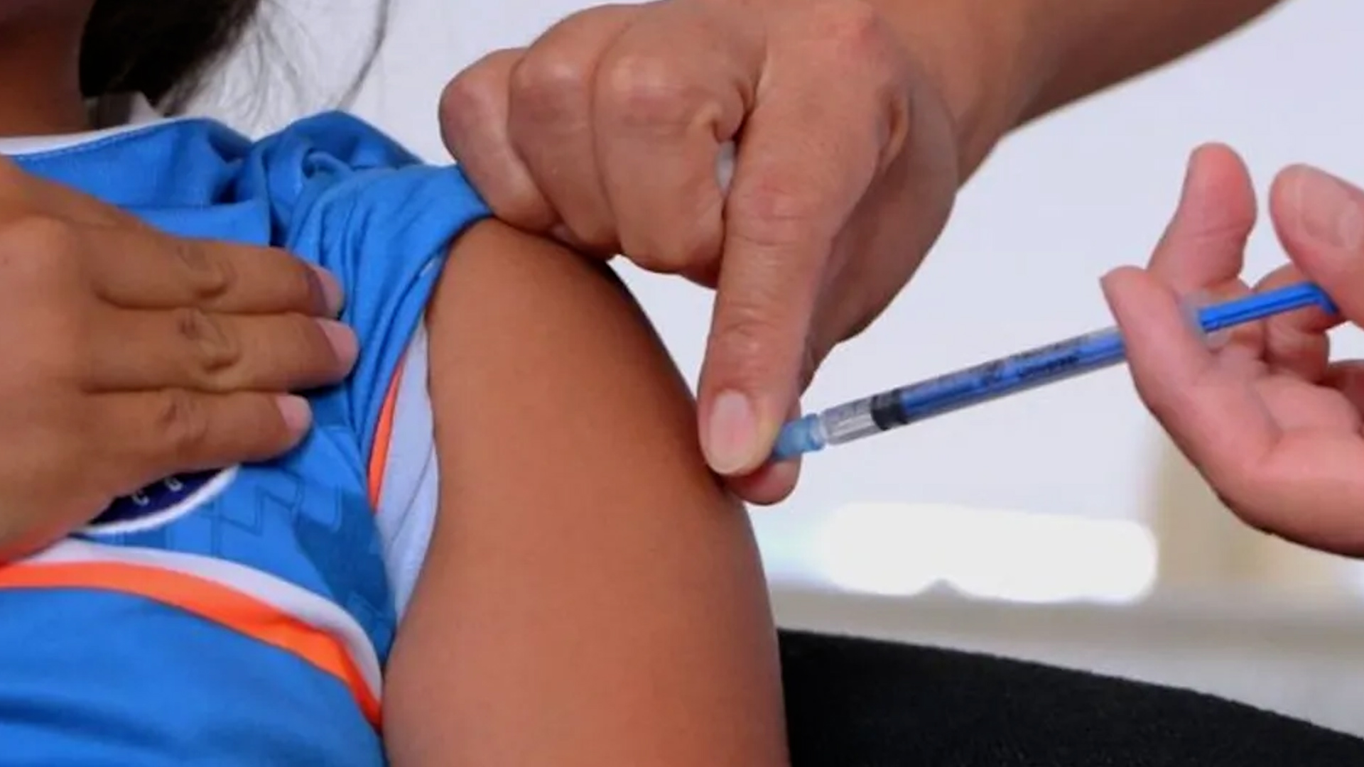 El Hospital General de Alta Especialidad en Zumpango registró un gran numero de personas que buscan la dosis.