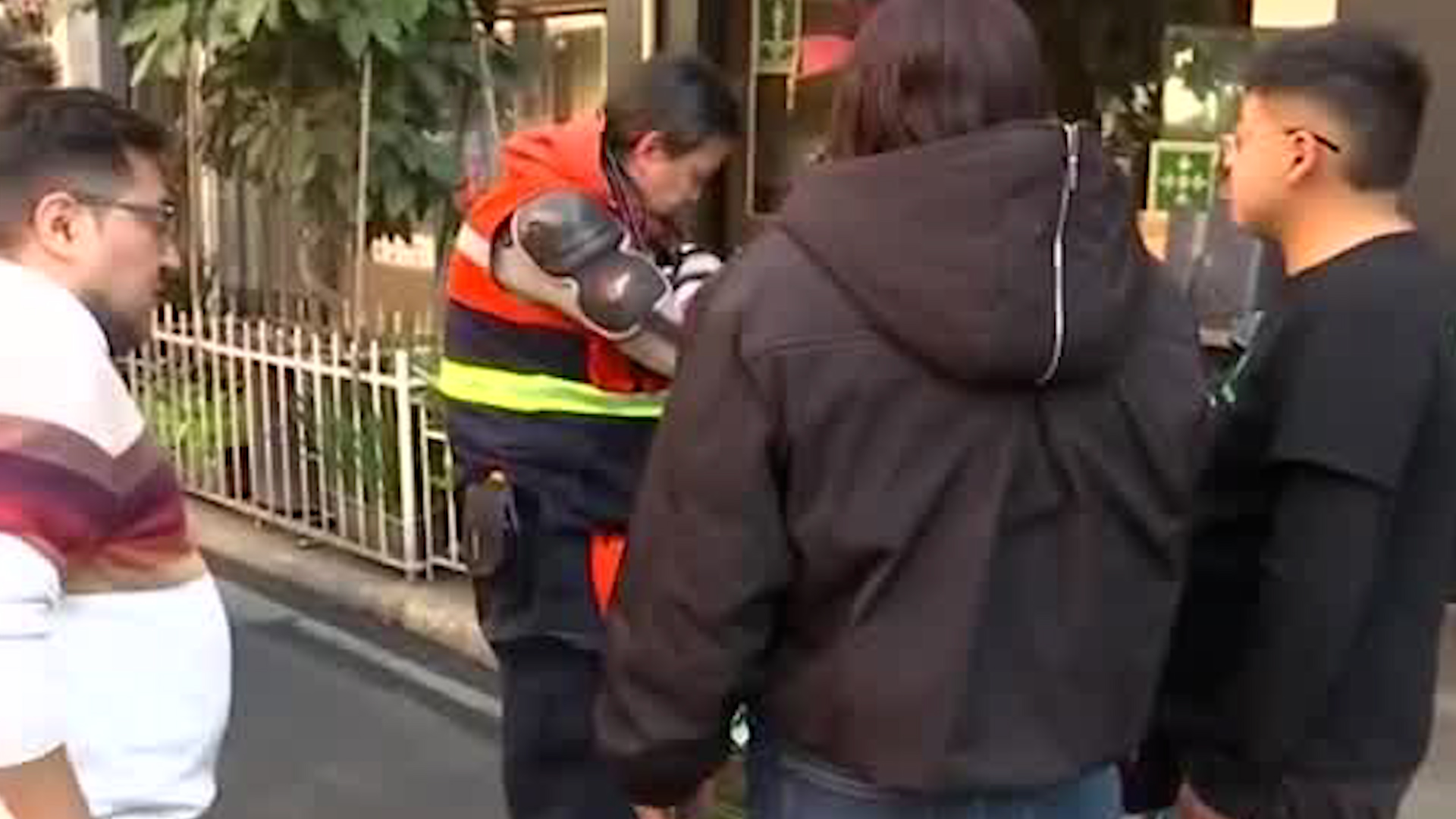 La conductora resultó con lesiones leves al derrapar el vehículo contra la acera.