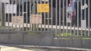 Estudiantes de la Facultad de Ciencias de la Universidad Autónoma de San Luis Potosí bloquearon vialidades para protestar contra las autoridades universitarias.