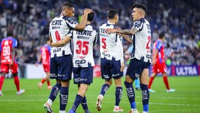 Rayados celebrando la victoria ante el Xelajú en 'El Gigante de Acero'.