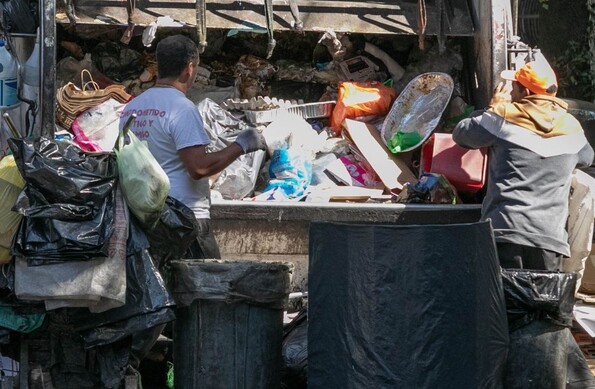 Dejar basura en la vía pública fuera de los horarios establecidos puede generar multas.