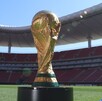 Trofeo de la Copa Mundial de la FIFA 2026 posando en el Estadio Guadalajara.