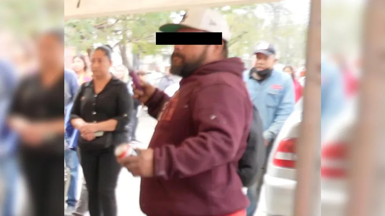 Un hombre en aparente estado de ebriedad irrumpió en una reunión vecinal en la colonia Carmen Serdán, al norte de Monterrey.
