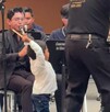 un niño imita a un director de orquesta durante un concierto de una banda sinfónica en la casa de cultura puebla