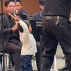 un niño imita a un director de orquesta durante un concierto de una banda sinfónica en la casa de cultura puebla