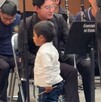 un niño imita a un director de orquesta durante un concierto de una banda sinfónica en la casa de cultura puebla