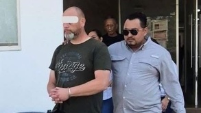 Hombre calvo y alto es detenido por la policía de Veracruz.