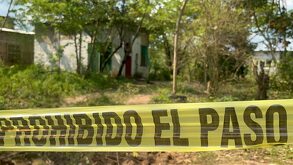 una cinta de precaución en un predio donde fue hallada una fosa clandestina en veracruz