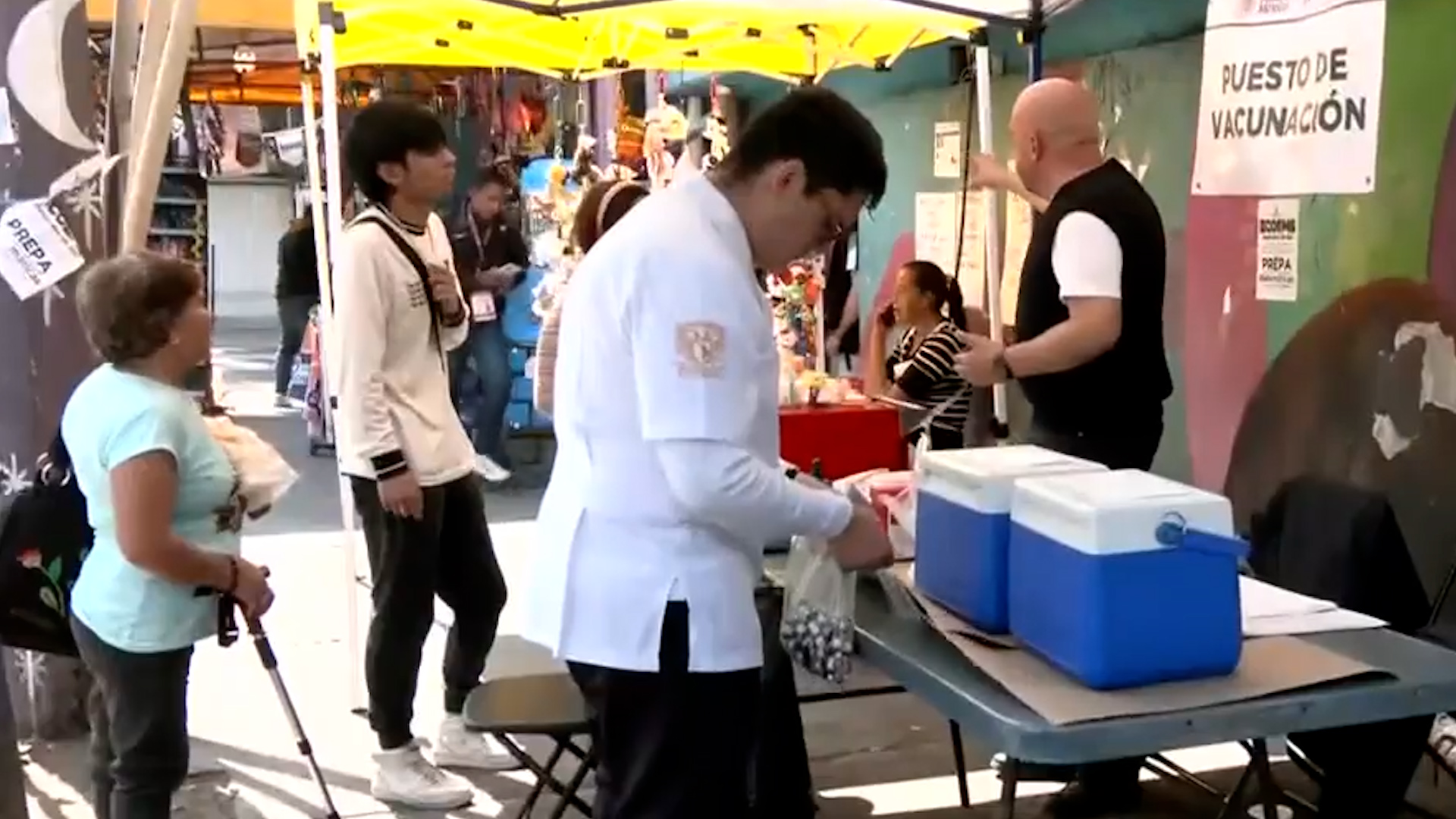 Autoridades piden a la población acudir temprano ante el rápido desabasto de dosis.