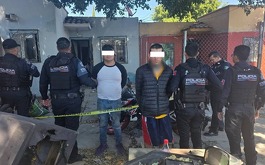 Dos detenidos y policías a los lados