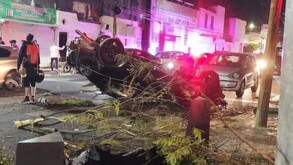 Durante la noche de este miércoles se registró una aparatosa volcadura en el cruce de la avenida Francisco Juárez y el bulevar Adolfo López.