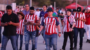 Clásico Nacional | Aficionados de Chivas en el Estadio Akron con su jersey del equipo