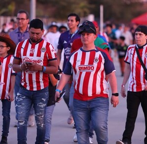 Clásico Nacional | Aficionados de Chivas en el Estadio Akron con su jersey del equipo