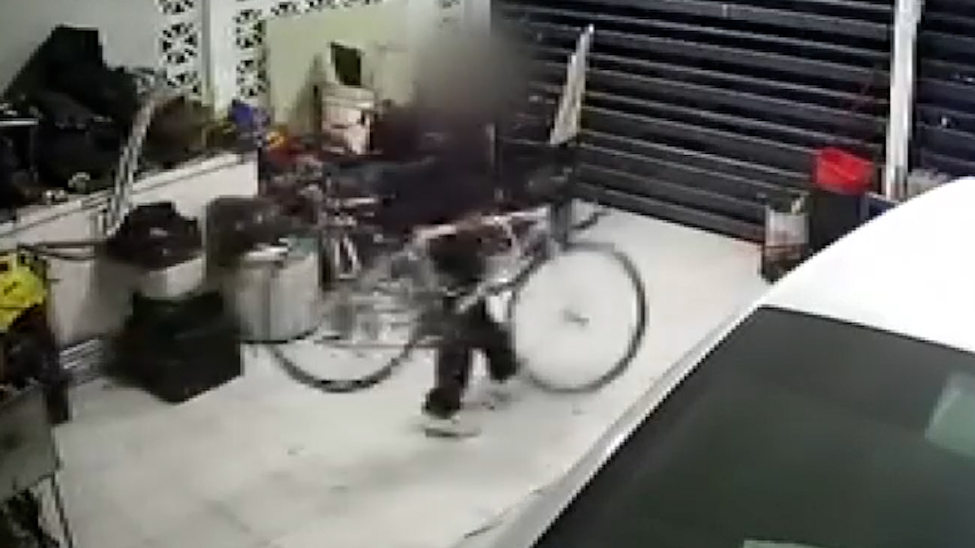 Cámaras de seguridad captaron el momento en que un sujeto ingresa a una vivienda en la colonia Fuentes de Guadalupe y se lleva una bicicleta.