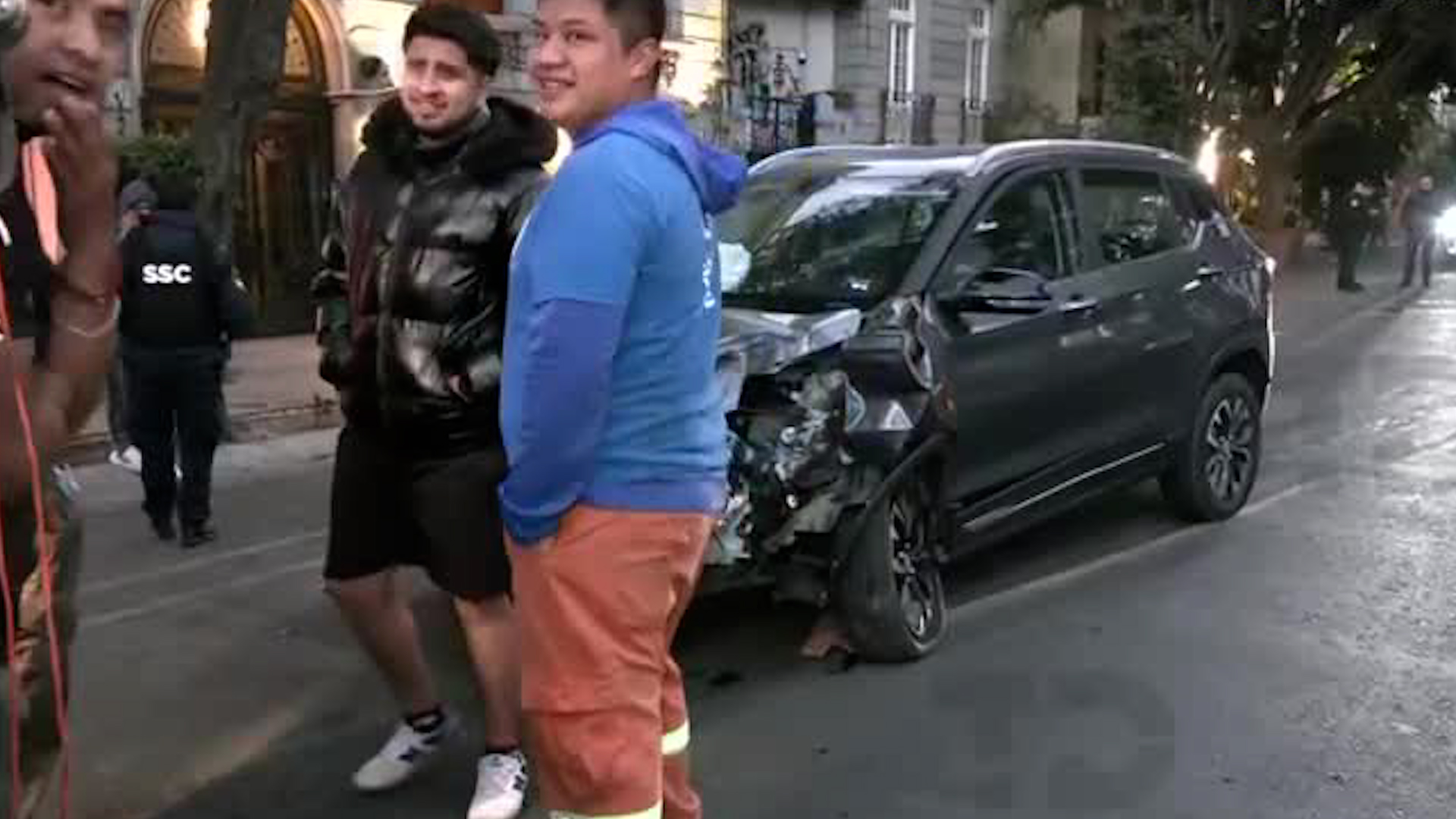 Un camión recolector de basura y una camioneta particular se vieron involucrados en este accidente.