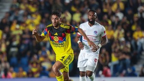 Jugadores de Club América y Olimpia de Honduras en el partido de Champions Cup