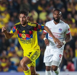 Jugadores de Club América y Olimpia de Honduras en el partido de Champions Cup