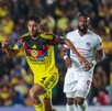 Jugadores de Club América y Olimpia de Honduras en el partido de Champions Cup