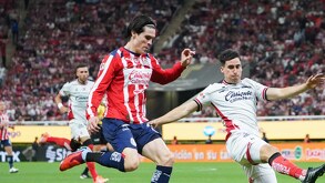 Diego Campillo jugando para las Chivas en el Clásico Tapatío.