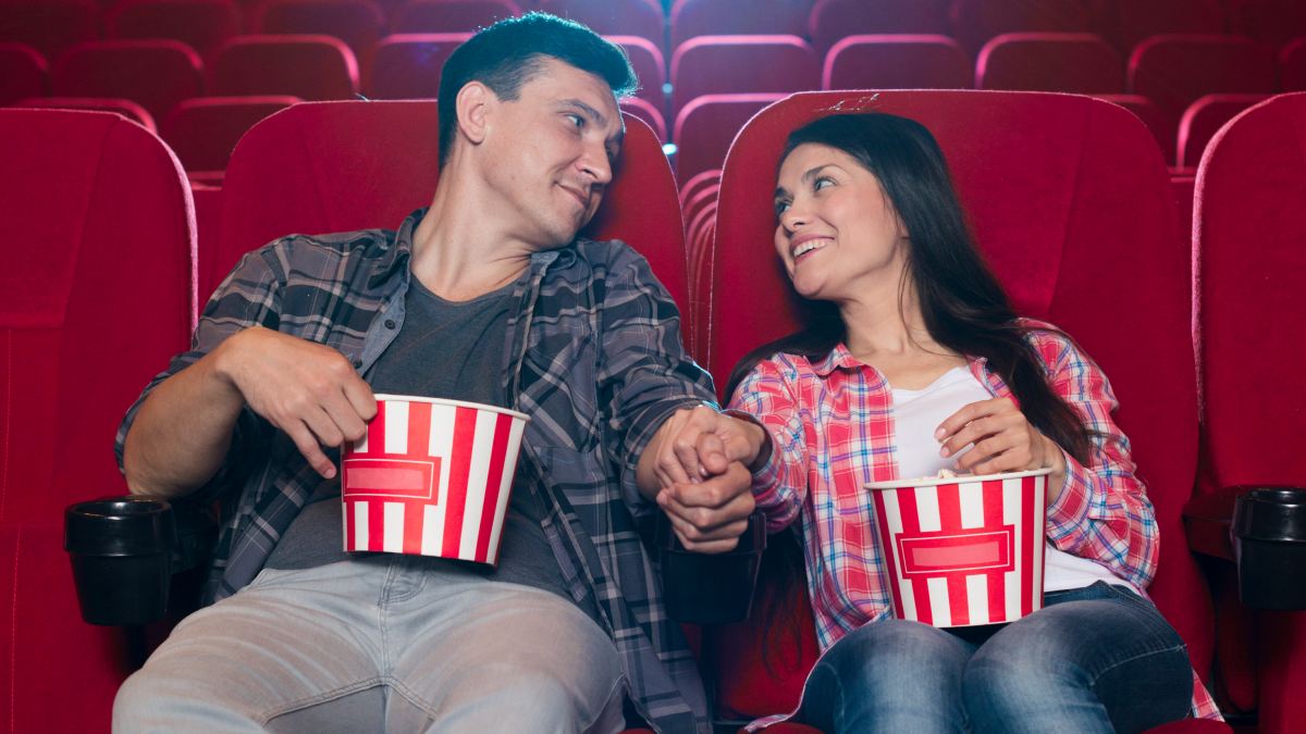 Pareja en el cine por Día del Amor y la Amistad
