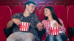 Pareja en el cine por Día del Amor y la Amistad