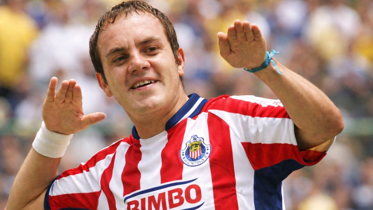 Cuauhtémoc Blanco haciendo su clásico festejo con los colores de las Chivas.