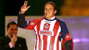 Cuauhtémoc Blanco usando la playera de Chivas tras perder una apuesta en un Clásico Nacional.