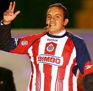 Cuauhtémoc Blanco usando la playera de Chivas tras perder una apuesta en un Clásico Nacional.