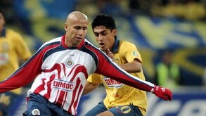 Bofo Bautista, exjugador de las Chivas en un Clásico Nacional.