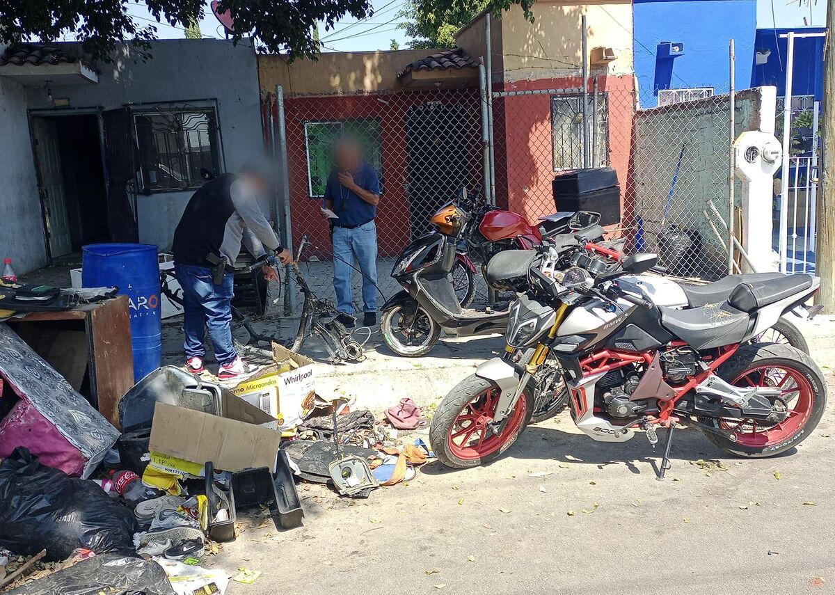 Diversas motocicletas desmanteladas