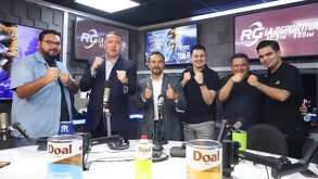 Juan Manuel Márquez junto a los locutores de 'La Hora de Willie González' en RG La Deportiva.