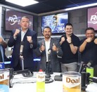 Juan Manuel Márquez junto a los locutores de 'La Hora de Willie González' en RG La Deportiva.