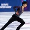 Donovan Carrillo durante una presentación de patinaje artístico sobre una pista de hielo en los Juegos Olímpicos de Invierno 2026