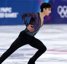 Donovan Carrillo durante una presentación de patinaje artístico sobre una pista de hielo en los Juegos Olímpicos de Invierno 2026