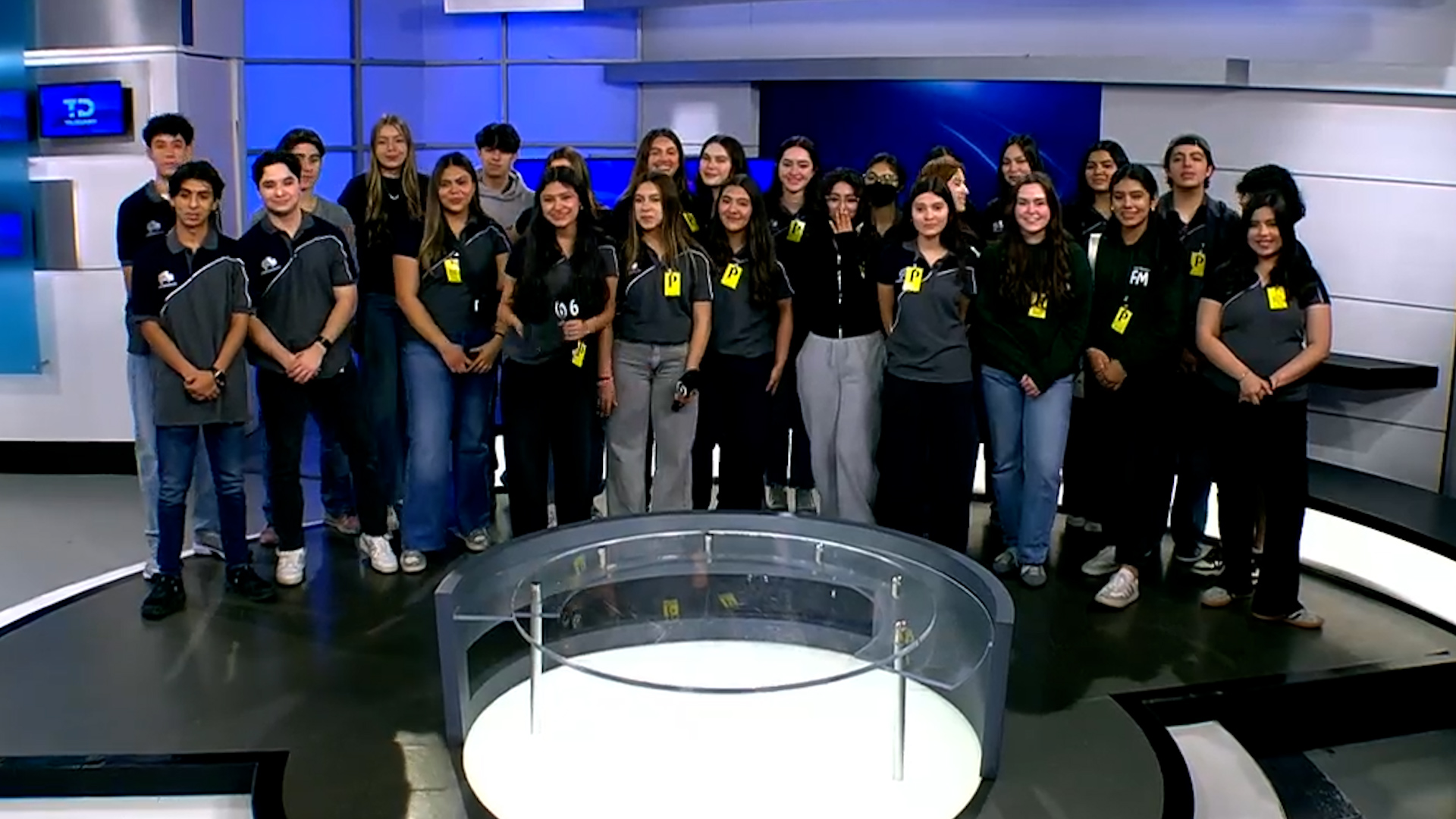 Los Embajadores de la Prepa San Patricio visitan Multimedios para conocer el arduo trabajo tras la noticia.